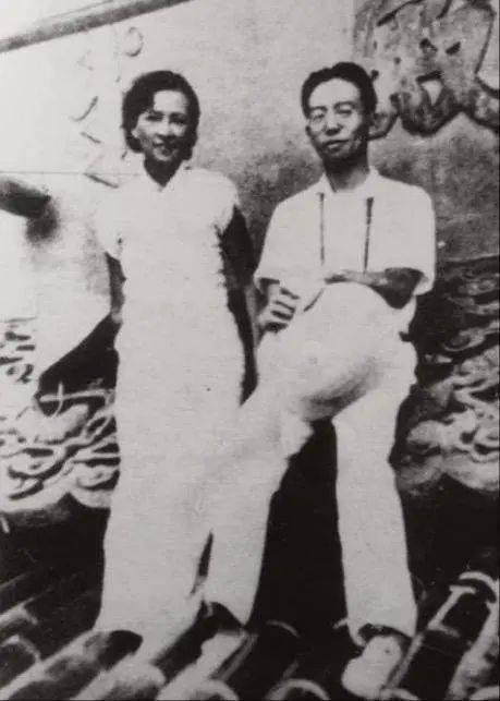 林徽因和梁思成站在天坛宝顶，林徽因是第一个登上天坛宝顶的女性