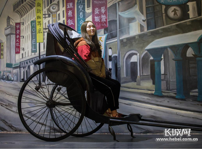 游客在黄包车上拍照打卡。王喜庆 摄