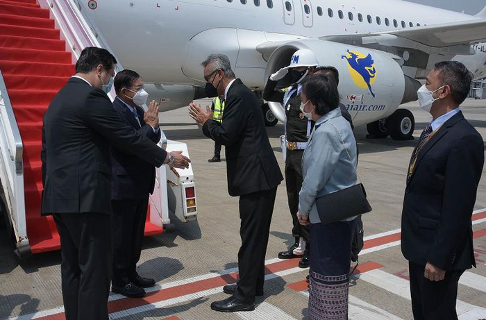 △缅甸国家管理委员会主席敏昂莱于4月24日抵达印尼首都雅加达参加东盟领导人缅甸问题特别峰会