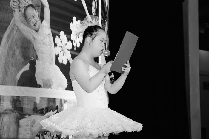  艺术双年展活动上，一位来自金羽翼的学员表演节目。 活动方供图