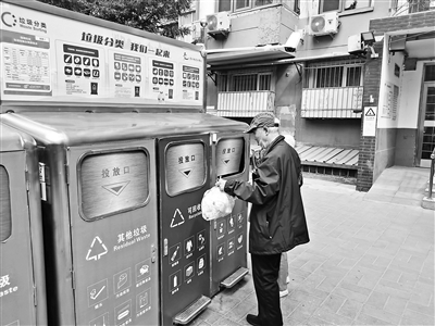  垃圾桶站装上具备实时答疑、视频监控等功能的设备 摄影/本报记者 蒋若静