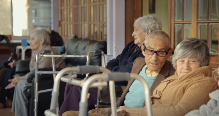 赛大爷主动和人搭话寻求线索