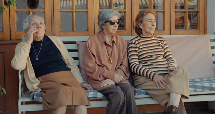 伸长的录音话筒引起老人们注意