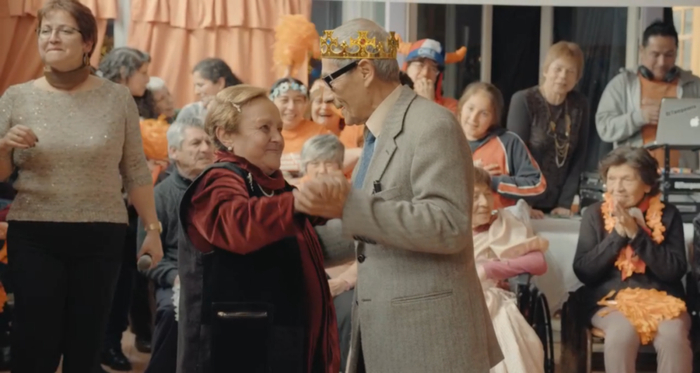 赛大爷当选养老院周年庆派对的Party King