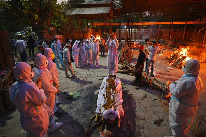 印度新德里，殡仪馆为新冠肺炎遇难者举行火葬（资料图）