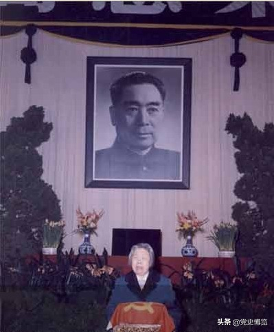 手捧周恩来骨灰，邓颖超悲痛不已