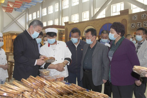 地区领导在深喀现代农业发展有限责任公司调研