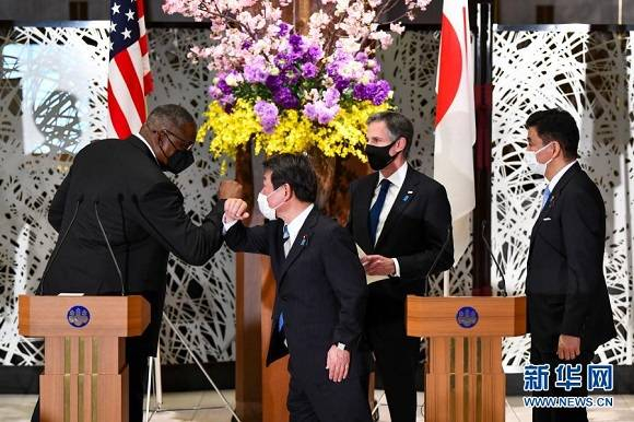  （图片说明：3月16日，在日本东京，美国国务卿安东尼·布林肯（右二）和国防部长劳埃德·奥斯汀（左一）与日本外务大臣茂木敏充（左二）和防卫大臣岸信夫在会晤后的联合记者会后碰肘致意。新华社发，Pool图片，野木一广摄）