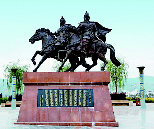 图为刘沪和刘淳将军的戎装塑像。