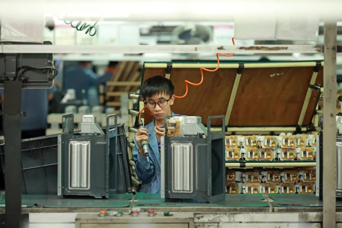 格兰仕的车间生产线（张雷 摄）