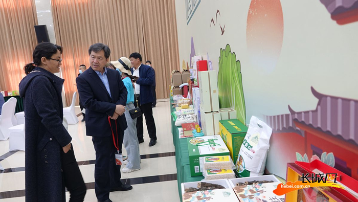 与会嘉宾对各种富硒产品产生浓厚兴趣。长城网记者 吴新光 摄