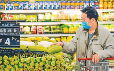 四月九日，市民在河北省遵化市一家超市选购蔬菜。刘满仓摄（人民视觉）