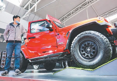 4月8日，消费者在山东烟台春季车展上看车选车。唐 克摄（人民视觉）