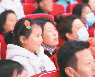 为挖掘和培育文化和旅游消费热点，江苏省淮安市文化广电和旅游局免费发放5万余张文旅惠民卡，让市民走入剧场观戏。图为4月24日，市民在观看淮海戏。赵启瑞摄（人民视觉）