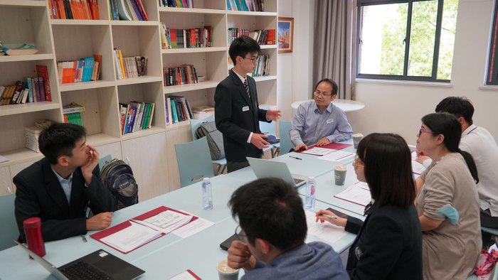 复旦附中学生在教授指导下进行课题组交流。本文图片均由复旦附中提供