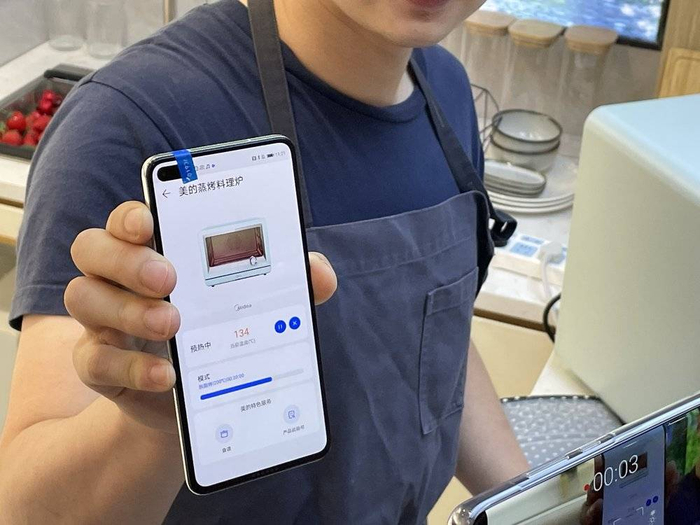 美的蒸烤箱通过“碰一碰”调出操作卡片