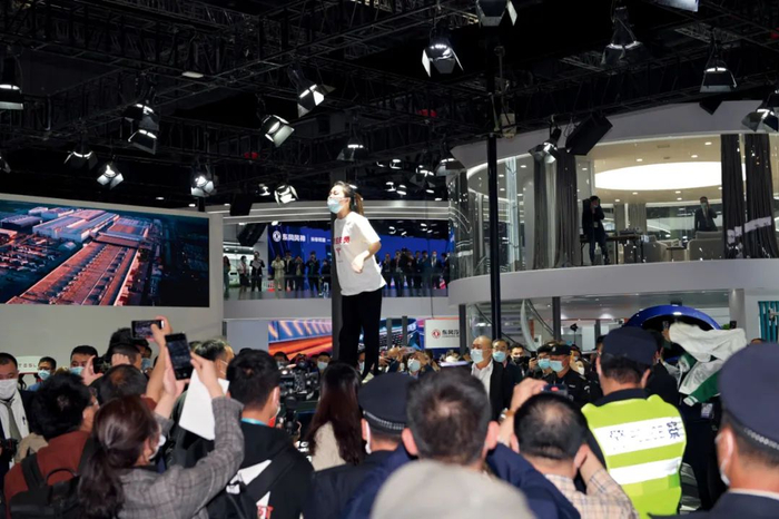 　　4月19日，2021上海车展，特斯拉车主张女士身穿印着“刹车失灵”红色大字的白T恤，爬上特斯拉展车车顶高呼“特斯拉刹车失灵”。图/IC