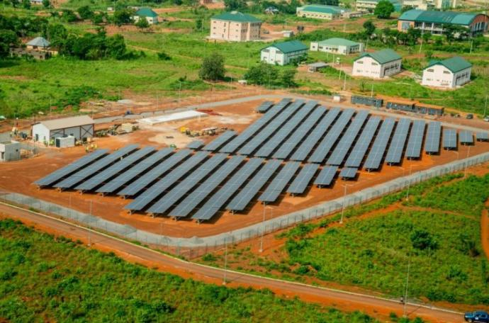 △亚历克斯·埃克韦姆（Alex Ekwueme）联邦大学太阳能供电项目2019年8月启用 图片来自尼日利亚《有线》新闻网站