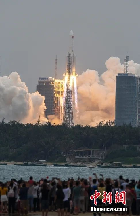 北京时间4月29日11时23分，中国在文昌航天发射场用长征五号B遥二运载火箭发射空间站天和核心舱。中新社记者 骆云飞 摄