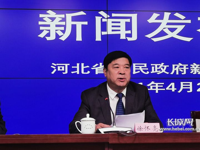 发布会上，邢台市生态环境局二级调研员徐怀亮回答记者提问。长城网记者 乔娅 张嘉琪 摄