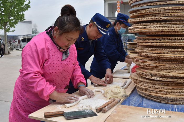 近日，邢台市威县消防救援大队走进方营镇孙家寨村，在“孝心饺子宴”现场开展“学党史、送服务、办实事”主题实践活动。图片由通讯员提供。