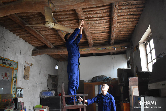 为老人居住的房间安装消防设施。图片由通讯员提供。