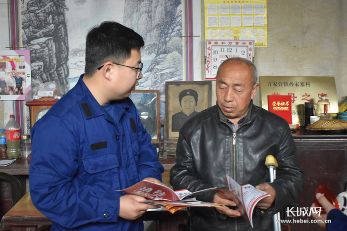 邢台市威县消防救援大队指点员为村民讲解消防知识。图片由通讯员提供。