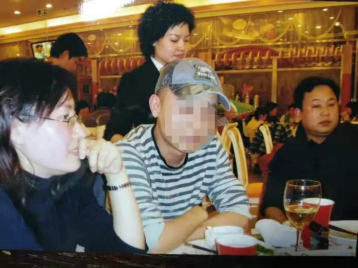 汤伶和王东（右）