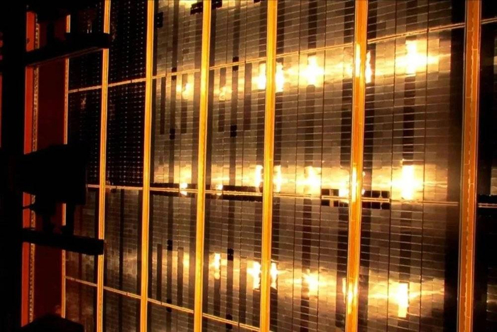 正在接受光照测试的砷化镓柔性太阳能电池翼