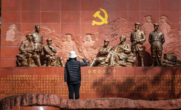 清明时节，四川省都江堰市市民前往会理会议纪念碑参观，了解革命历史，致敬先烈精神。（四川省都江堰市纪委监委供 倪伟 摄）