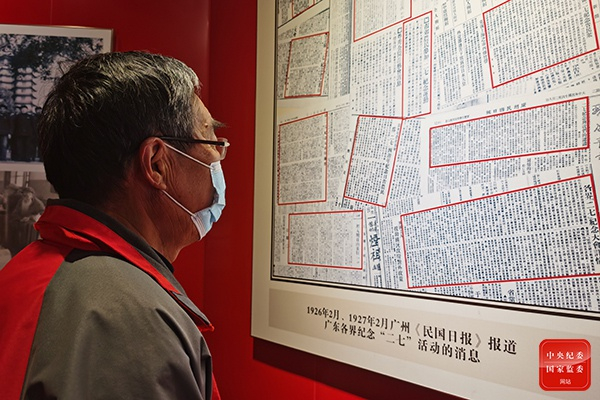 河南省郑州市的老党员利用假期参观二七纪念塔，重温中国共产党带领工人进行大罢工的红色历史，体悟红色政权来之不易、新中国来之不易、中国特色社会主义来之不易。（河南省郑州市纪委监委供 刘海龙 摄）