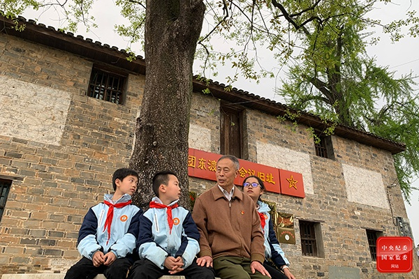 江西省吉安市峡江县实验小学学生到红三军团东渡赣江会议旧址参观学习。图为县党史办退休老党员朱永新讲述红色革命故事。（江西省吉安市峡江县纪委监委供 余卿 摄）