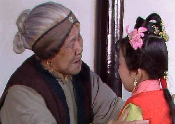 刘姥姥与巧姐。来源/87版《红楼梦》截图