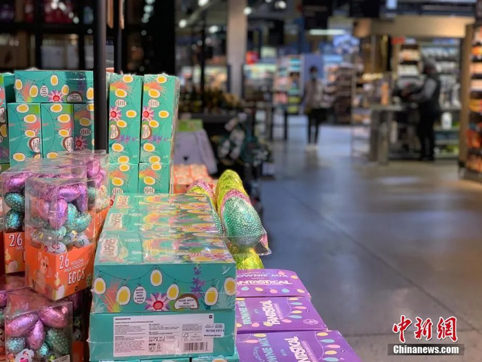 当地时间3月11日，南非约翰内斯堡一超市的显要位置摆放着复活节相关食品。中新社记者 王曦 摄