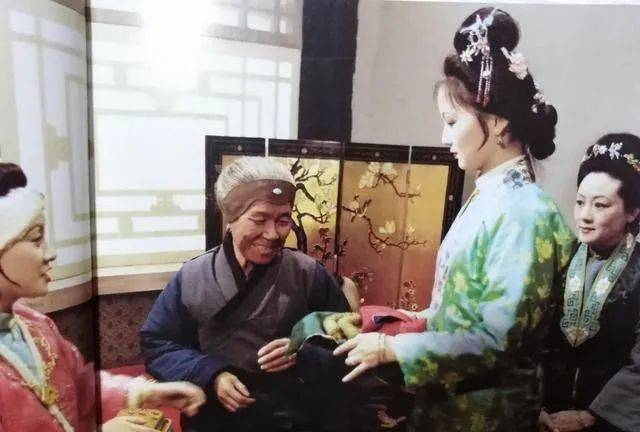 凤姐给刘姥姥二十两银子。来源/87版《红楼梦》剧照