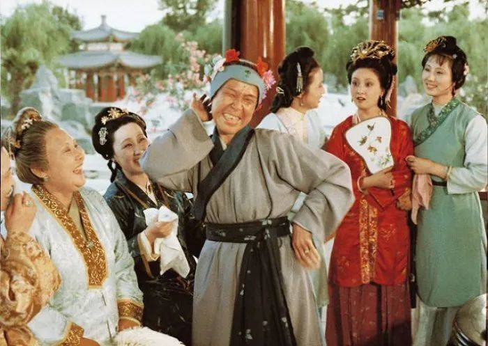 刘姥姥搞怪逗大家开心。来源/87版《红楼梦》剧照