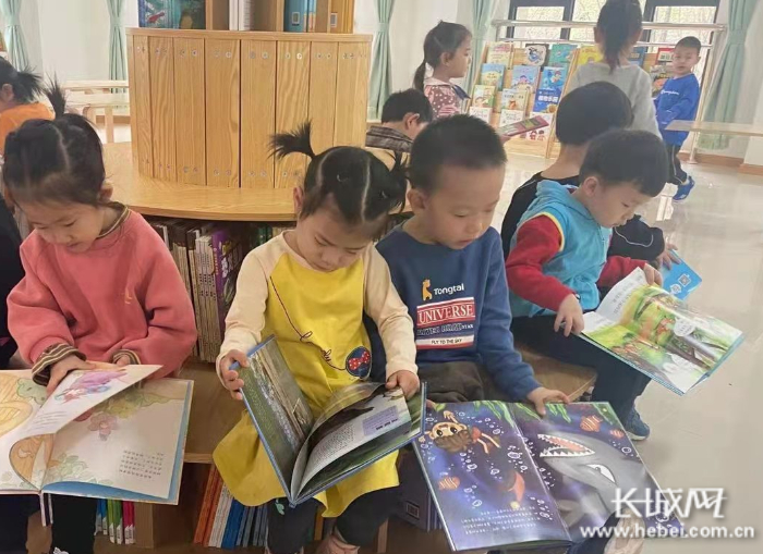孩子们在认真阅读。 通讯员 彭明月 供图