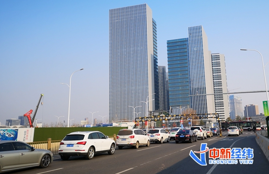 资料图：城市车流。 中新经纬 万可义 摄