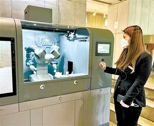 爱茉莉太平洋公司员工在调试粉底定制机器。记者白云飞摄