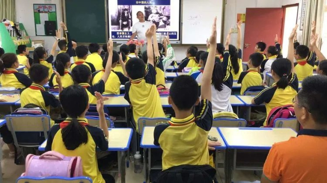 在家长主讲的党史课上，学生互动热情高涨  学校供图