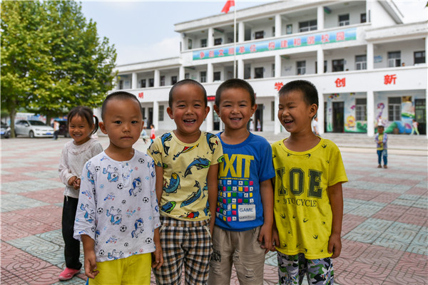 关注农村留守儿童，图自人民网