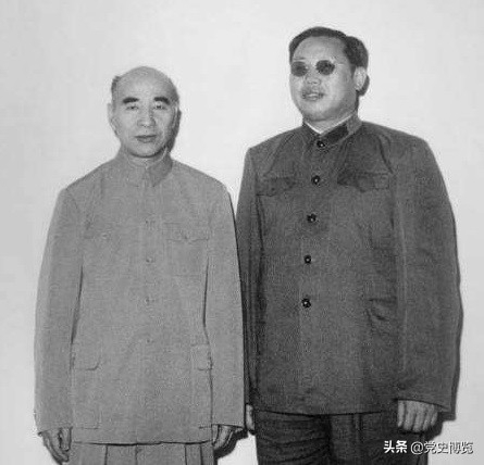 新中国成立后，李作鹏与林彪合影