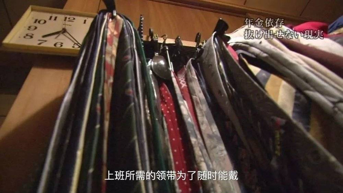 领带收拾得整整齐齐，为了随时上班都能戴