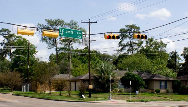 我以前住的公寓附近的那条路，同样是吊在电线上的信号灯，图源：自摄