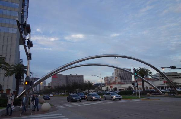 同样造价不菲，没有实际作用的拱形景观标志物。图源：自摄