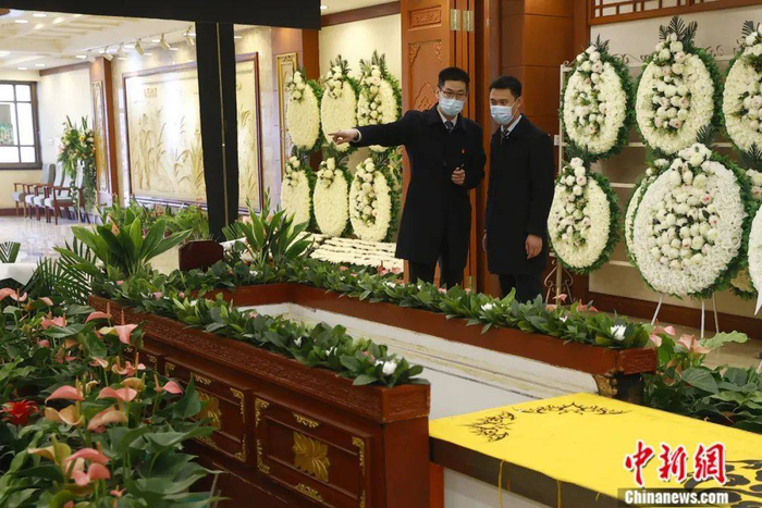 北京八宝山殡仪馆葬礼策划师靳中学。富田 摄