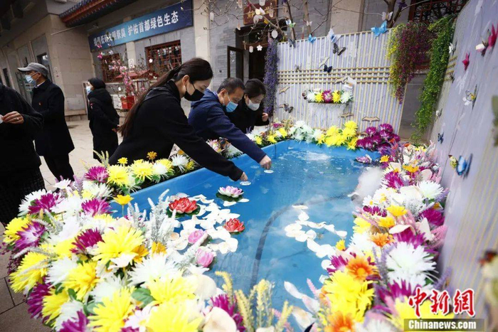 北京八宝山殡仪馆推出水溶祭祀品。富田 摄
