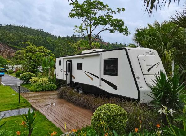 某房车营地，显然，房车只是“酒店”，是固定在场地中的。图源：自摄