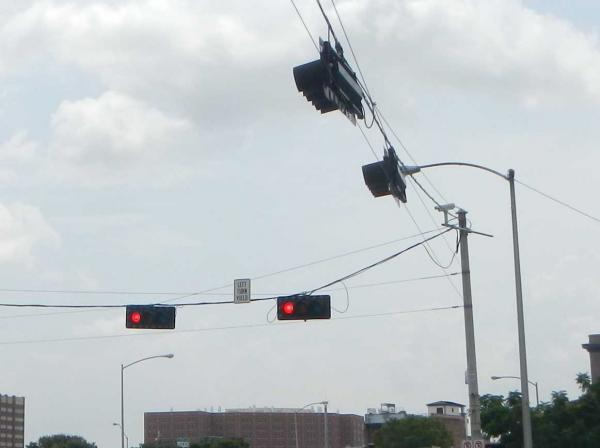 交通信号灯是吊在电线上的，随风飘荡，图源：自摄
