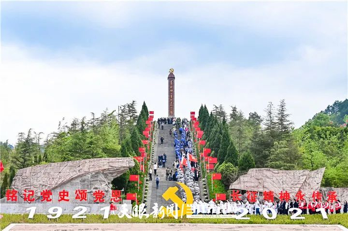 游客在习水土城青杠坡战斗遗址祭奠英烈 赵林 摄